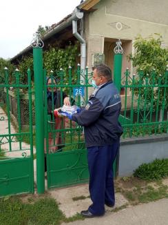 Primele măşti distribuite gratuit de Prefectura Bihor au ajuns în zona de Nord-Est a judeţului (FOTO)