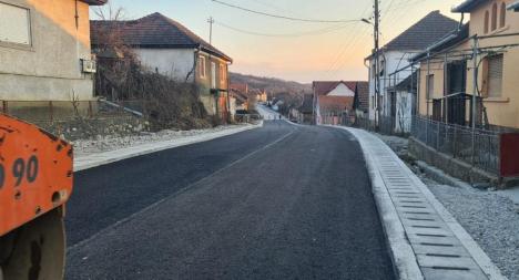 Lucrările pe tronsonul de drum judeţean dintre Sâmbăta şi Dobreşti au fost reluate (FOTO)