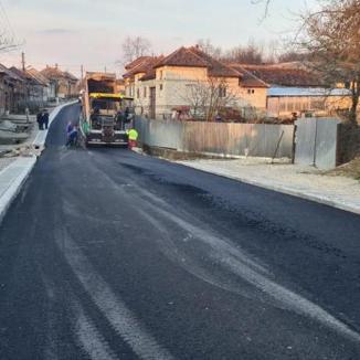 Lucrările pe tronsonul de drum judeţean dintre Sâmbăta şi Dobreşti au fost reluate (FOTO)