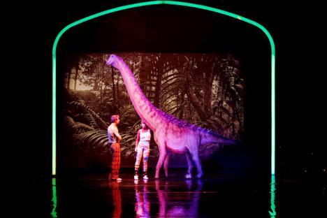 Premiera 'Magyarosaurus Dacus' în Oradea: Gianina Cărbunariu regizează un spectacol la Teatrul Szigligeti