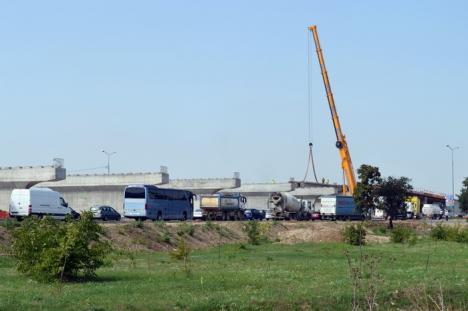 Ocoliţi ieşirea spre Arad! Constructorul montează grinzile primei deschideri a pasajului peste DN 79
