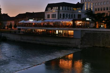 Un mic şi-o bere: Terasa Dock îi umple de mirosuri, fum şi... lumini roşii pe orădenii din centru (FOTO)