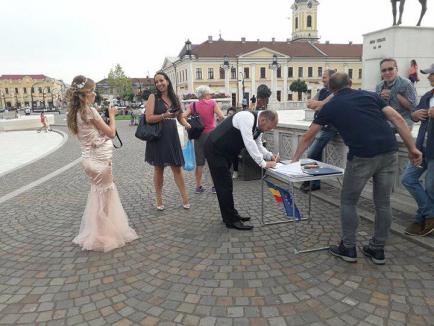 Au spus 'DA' şi împotriva corupţiei: Doi miri au 'dezertat' de la propria nuntă pentru a semna iniţiativa 'Fără penali în funcţii publice' în Oradea (FOTO)
