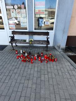 Omagiu pentru Andrei Drăghici, tânărul poloist orădean decedat în timpul unui meci: lumânări, flori şi drapelul negru arborat la Bazinul Acoperit (FOTO)