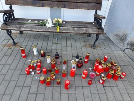 Omagiu pentru Andrei Drăghici, tânărul poloist orădean decedat în timpul unui meci: lumânări, flori şi drapelul negru arborat la Bazinul Acoperit (FOTO)