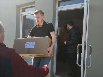 Caritas Eparhial Oradea a trimis două tone de donaţii la o biserică din Ucraina, ce adăposteşte sute de refugiaţi (FOTO)
