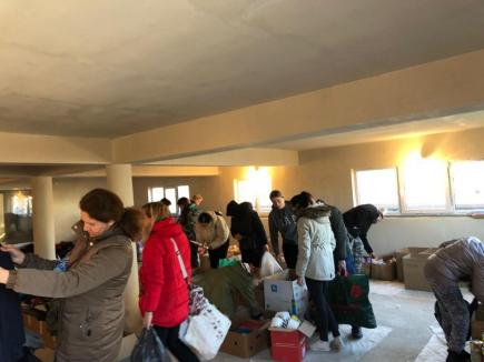 Caritas Eparhial Oradea a trimis două tone de donaţii la o biserică din Ucraina, ce adăposteşte sute de refugiaţi (FOTO)