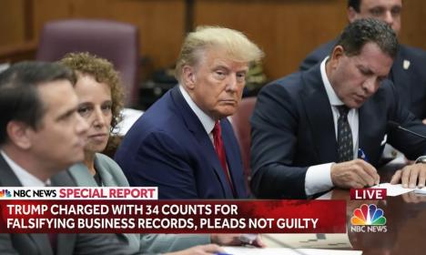 Donald Trump s-a predat și a fost plasat în arest. A pledat nevinovat la toate cele 34 de capete de acuzare (VIDEO)
