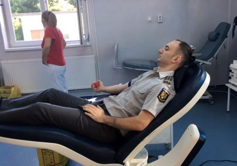 Inspectorii Antifraudă din Oradea au donat sânge şi îşi îndeamnă concitadinii să facă la fel, contribuind la salvarea veiţilor semenilor