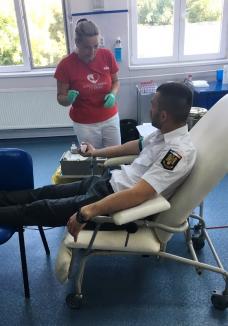 Inspectorii Antifraudă din Oradea au donat sânge şi îşi îndeamnă concitadinii să facă la fel, contribuind la salvarea veiţilor semenilor