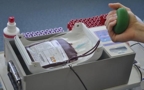 Doi angajaţi de la Centrul de Transfuzii Craiova, reţinuţi pentru că ar fi vândut pungi cu sânge