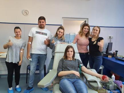 Donează sânge, fii erou! Studenţii de la Medicină îi îndeamnă pe bihoreni să-i ajute pe bolnavi