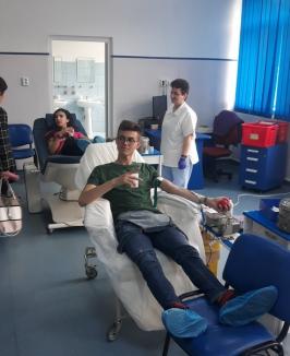 Elevii de la LPS Bihorul au donat din nou sânge şi încearcă să-i convingă şi pe alţii să o facă (FOTO)
