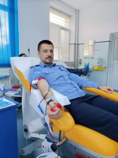 Și jandarmii din Bihor s-au dus să doneze sânge pentru victimele exploziei de la Crevedia (FOTO)
