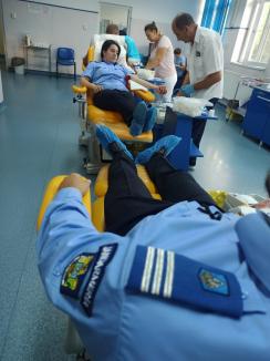 Și jandarmii din Bihor s-au dus să doneze sânge pentru victimele exploziei de la Crevedia (FOTO)