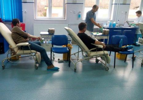 Zeci de poliţişti bihoreni donează sânge pentru colegul lor tăiat de un interlop din Rădăuţi
