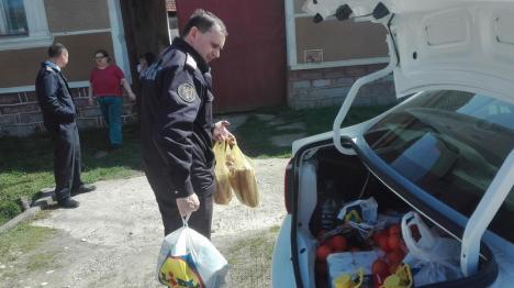 Pompierii bihoreni alături de semeni: Au 'intervenit' pentru ajutarea a opt familii sărmane (FOTO)
