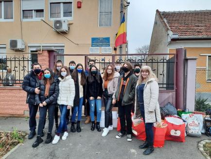 Elevi de la Liceul German din Oradea au donat alimente şi dulciuri pentru copiii dintr-un orfelinat