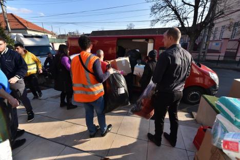 (VIDEO) Oameni de omenie: Orădeni şi bihoreni continuă să facă donaţii şi îşi oferă locuinţele pentru refugiaţii din Ucraina. Unii s-au dus la Sighet să ajute 