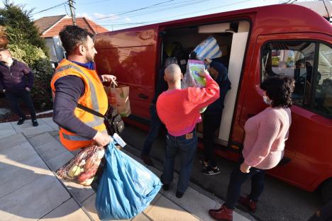 (VIDEO) Oameni de omenie: Orădeni şi bihoreni continuă să facă donaţii şi îşi oferă locuinţele pentru refugiaţii din Ucraina. Unii s-au dus la Sighet să ajute 