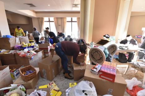 (VIDEO) Oameni de omenie: Orădeni şi bihoreni continuă să facă donaţii şi îşi oferă locuinţele pentru refugiaţii din Ucraina. Unii s-au dus la Sighet să ajute 