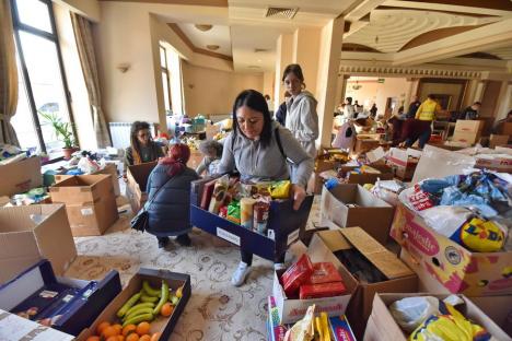 (VIDEO) Oameni de omenie: Orădeni şi bihoreni continuă să facă donaţii şi îşi oferă locuinţele pentru refugiaţii din Ucraina. Unii s-au dus la Sighet să ajute 