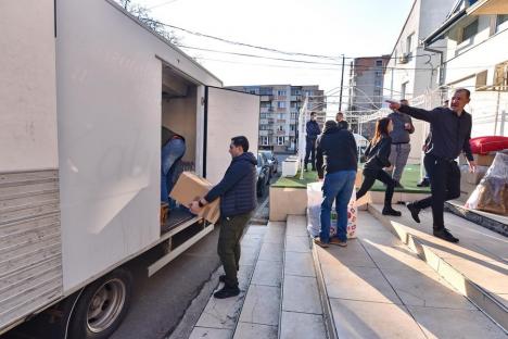 (VIDEO) Oameni de omenie: Orădeni şi bihoreni continuă să facă donaţii şi îşi oferă locuinţele pentru refugiaţii din Ucraina. Unii s-au dus la Sighet să ajute 