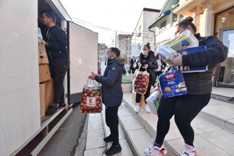 (VIDEO) Oameni de omenie: Orădeni şi bihoreni continuă să facă donaţii şi îşi oferă locuinţele pentru refugiaţii din Ucraina. Unii s-au dus la Sighet să ajute 