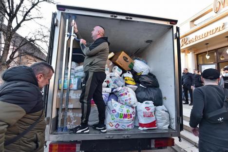 (VIDEO) Oameni de omenie: Orădeni şi bihoreni continuă să facă donaţii şi îşi oferă locuinţele pentru refugiaţii din Ucraina. Unii s-au dus la Sighet să ajute 