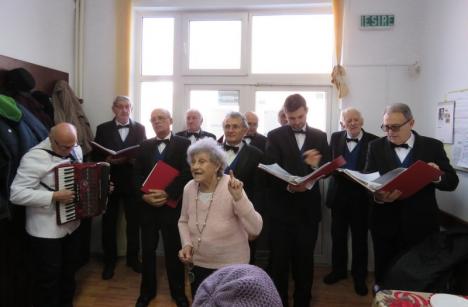 'Dor de Eminescu'. Corul 'Traian Moşoiu' a cântat poeziile lui Mihai Eminescu pentru vârstnicii de la Centrul social din Rogerius (FOTO)