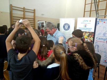 Aproximativ 300 de elevi de la Şcoala 'Oltea Doamna', la discuţii cu antrenorul echipei de polo CSM Digi Oradea, Dorin Costrăş (FOTO)