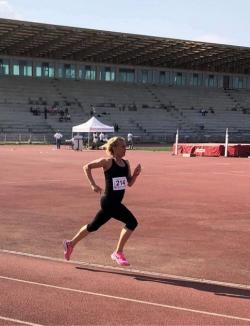 Dorina Korozsi s-a impus în probele de 1500 m şi 800 m la Naţionalele de Atletism Masters din București (FOTO)