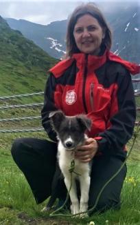 Cățelul salvator. O doctoriță voluntară a Salvamont Bihor se antrenează, alături de câinele ei, pentru a găsi turiști surprinși de avalanșe (VIDEO)