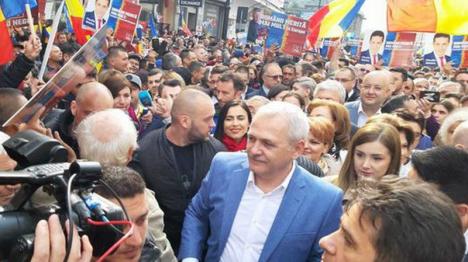 Miting PSD la Craiova: Liviu Dragnea l-a atacat pe Iohannis, a făcut baie de mulţime şi i-a cerut Liei Olguţa Vasilescu să-i fie naşă la nunta cu Irina (VIDEO)