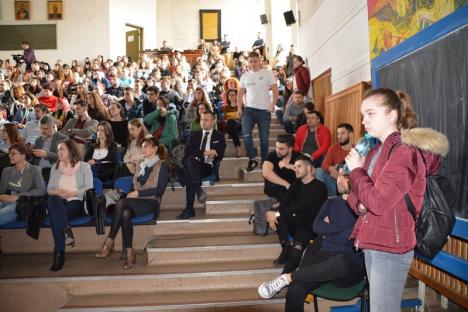 Lecţie de antreprenoriat cu Dragoş Pîslaru: Fostul ministru le-a explicat studenţilor de ce să înceapă o afacere (FOTO)