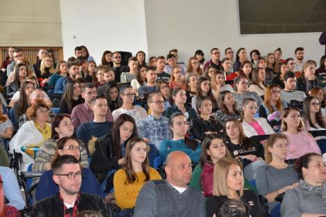 Lecţie de antreprenoriat cu Dragoş Pîslaru: Fostul ministru le-a explicat studenţilor de ce să înceapă o afacere (FOTO)
