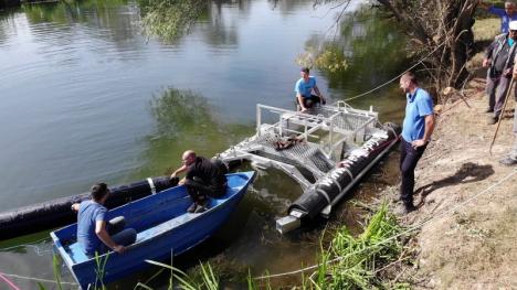 Barieră pentru gunoaie: Doi IT-işti din Oradea au montat pe Crişul Repede un utilaj care curăţă flacoanele din râu (FOTO / VIDEO)