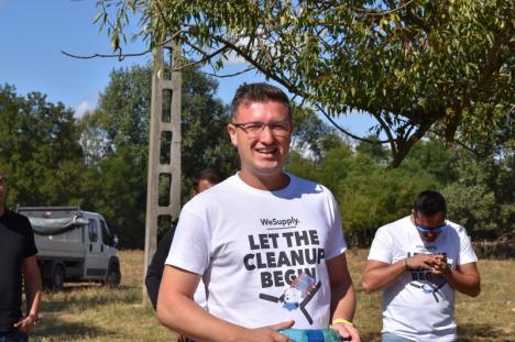 Barieră pentru gunoaie: Doi IT-işti din Oradea au montat pe Crişul Repede un utilaj care curăţă flacoanele din râu (FOTO / VIDEO)