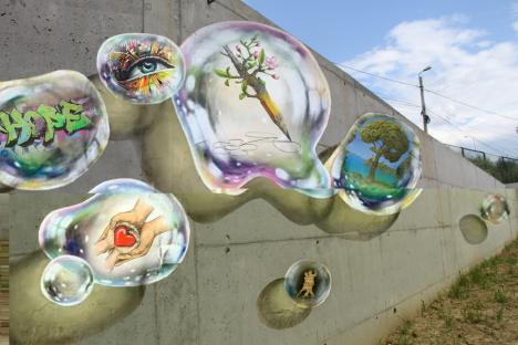 Artă stradală în Oradea: Mai mulți artiști pictează, timp de o lună, peretele parcării de lângă parcul Brătianu (FOTO)