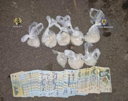 Traficant de droguri, prins în flagrant cu peste o jumătate de kilogram de 'cristale', într-o spălătorie auto din Oradea. Marfa era ascunsă într-o jucărie (FOTO/VIDEO)