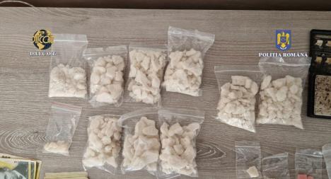 Captură a procurorilor şi poliţiştilor Antidrog în Oradea: Aproape o jumătate de kilogram de cocaină, ecstasy, cristale și carfentanil! (FOTO)