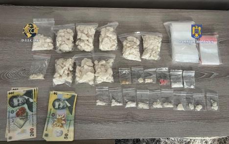 Captură a procurorilor şi poliţiştilor Antidrog în Oradea: Aproape o jumătate de kilogram de cocaină, ecstasy, cristale și carfentanil! (FOTO)