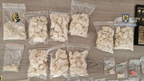 Captură a procurorilor şi poliţiştilor Antidrog în Oradea: Aproape o jumătate de kilogram de cocaină, ecstasy, cristale și carfentanil! (FOTO)