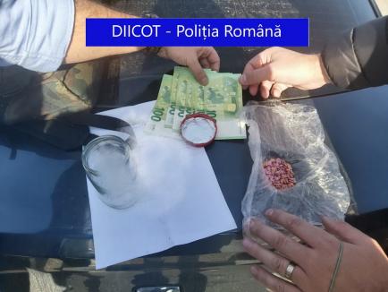 Doi tineri din Oradea, între care un fiu de poliţist, arestaţi pentru trafic de droguri după flagrantul de lângă Lotus Center (FOTO)