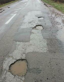 Şoseaua care strică maşini: În ce hal arată drumul judeţean Aleşd – Chistag (FOTO)