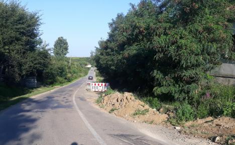 Ne enervează: Lucrări nesemnalizate pe un drum judeţean din Bihor