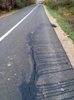 Drumul judeţean 191 B din Popeşti, asfaltat în vară, este deja distrus. Mang: 'Dacă e aşa, e foarte grav' (FOTO)
