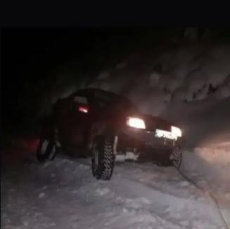 Turiști blocați în Apuseni, în timp ce încercau să urce cu mașina spre Vârful Bihor