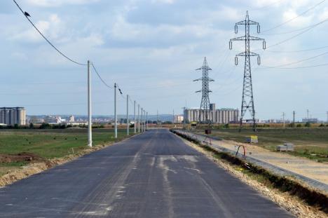 Pe repede înainte. Drumul de Sântandrei peste câmpuri a fost deja asfaltat (FOTO/VIDEO)