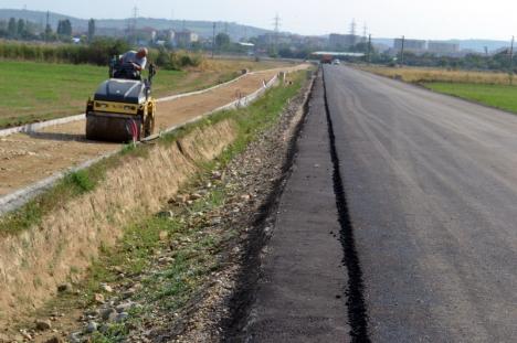 Pe repede înainte. Drumul de Sântandrei peste câmpuri a fost deja asfaltat (FOTO/VIDEO)